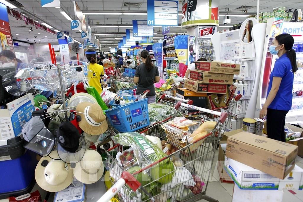 Người dân đổ xô đi mua sắm trước thông tin TP HCM tiếp tục giãn cách. Ảnh: Thanh Vũ.