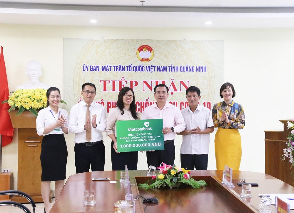 Đại điện Vietcombank chi nhánh Quảng Ninh ủng hộ 1 tỷ đồng cho công tác phòng chống dịch Covid-19.