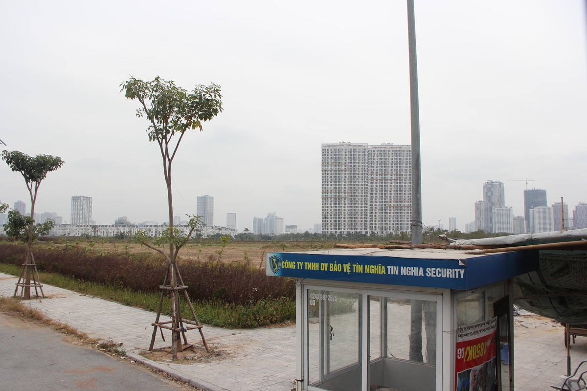 Còn bên trong chỉ là những khu đất trống bỏ hoang