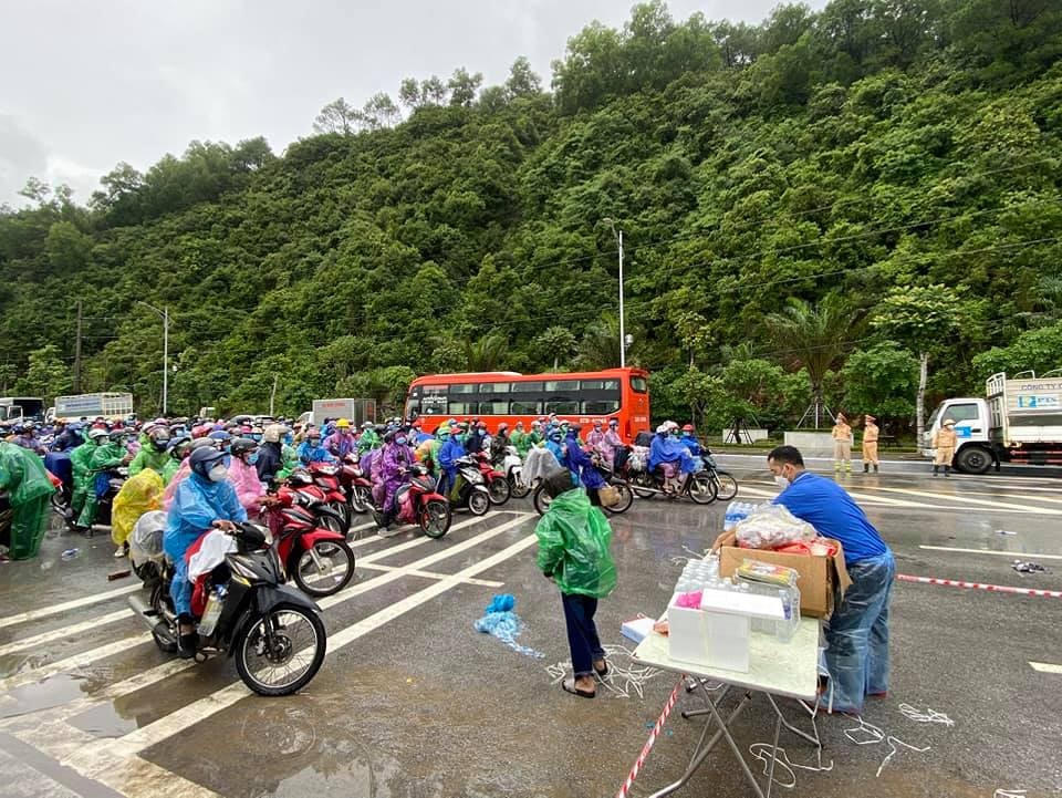 Cũng trong sáng ngày 6/10, bà Võ Thị Minh Sinh, đã đi thẳng xuống điểm chốt cầu Bến Thủy để kiểm tra, rà soát lại công tác hỗ trợ an sinh xã hội; lên phương án tiếp theo giúp đồng bào từ miền Nam về quê Nghệ An, và các tỉnh phía Bắc đi qua Nghệ An. Ảnh: MTTQ Nghệ An.