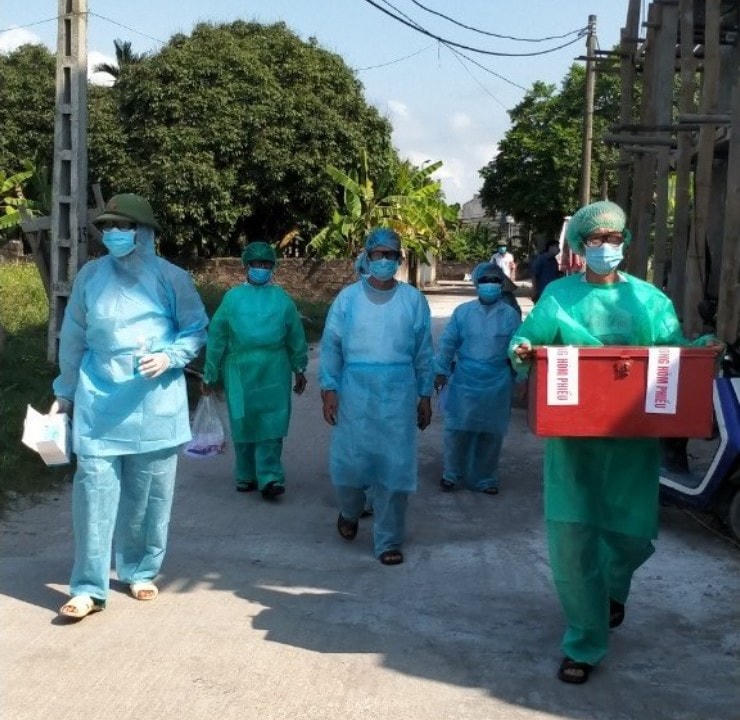 Cán bộ bầu cử mang hòm phiếu phụ tới nhà dân ở thôn Thái Thuần.