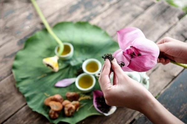 Những người nghiện trà đều biết đến nguyên tắc: “Nhất thủy, nhì trà, tam pha, tứ ấm”.