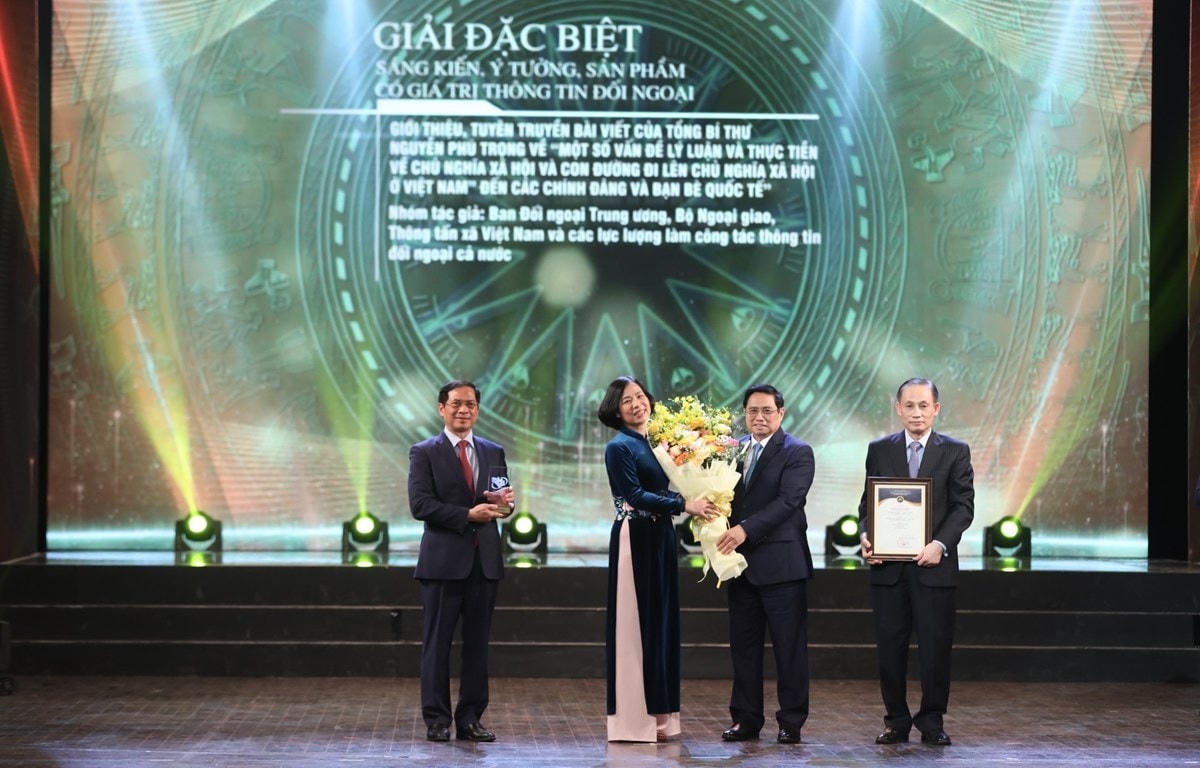 Thủ tướng Chính phủ Phạm Minh Chính trao giải Đặc biệt cho nhóm tác giả có Sáng kiến ý tưởng, sản phẩm có giá trị thông tin đối ngoại. (Ảnh: Minh Quyết - TTXVN).