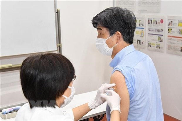 Tiêm vaccine ngừa Covid -19 tại Tokyo, Nhật Bản. Ảnh: AFP/TTXVN.  