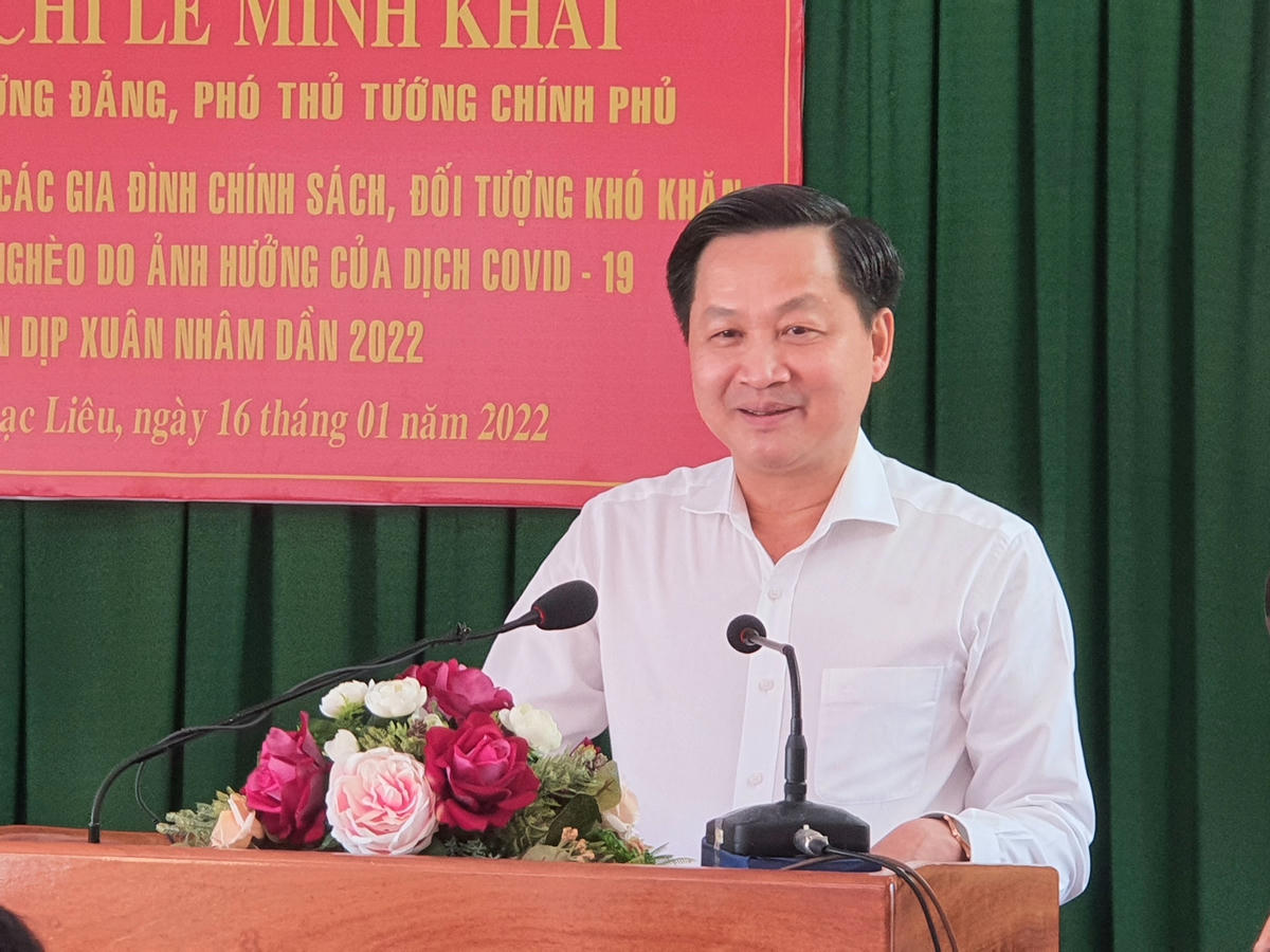 Phó thủ tướng Lê Minh Khái phát biểu chúc Tết động viên, thăm hỏi các gia đình chính sách, hộ nghèo, đoàn viên công đoàn, công nhân lao động có hoàn cảnh khó khăn, bị ảnh hưởng bởi dịch Covid-19 tại tỉnh Bạc Liêu.