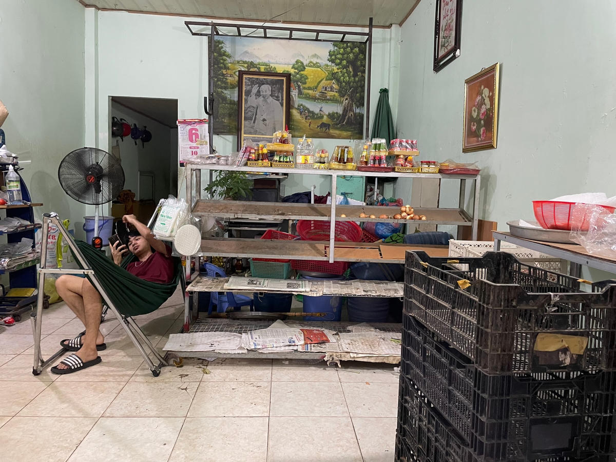 Nhiều nơi hết hàng nên đóng cửa sớm.