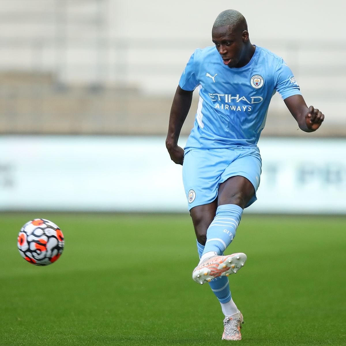 Mendy thi đấu trong màu áo Manchester City.