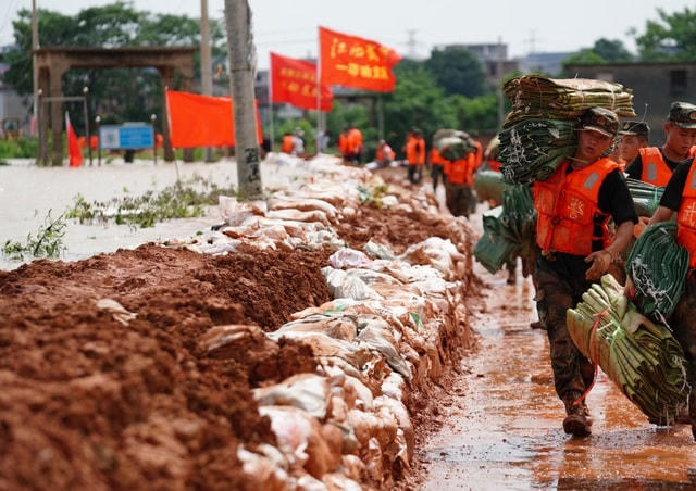 Đợt mưa lũ hơn 1 tháng qua ở Trung Quốc gây thiệt hại kinh tế lên đến 8 tỷ USD. (Ảnh: Tân Hoa Xã).