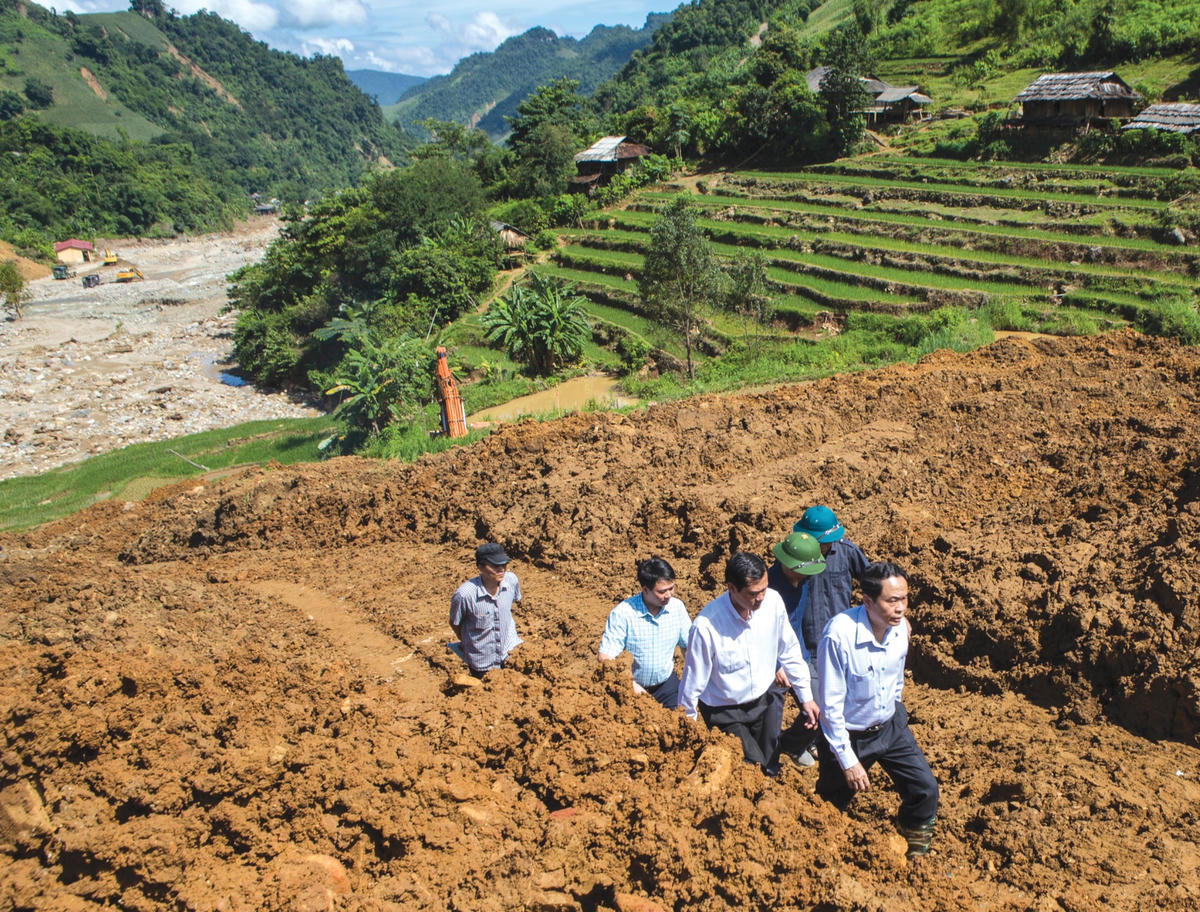 Bí thư Trung ương Đảng, Chủ tịch UBTƯ MTTQ Việt Nam Trần Thanh Mẫn dẫn đầu đoàn công tác của Mặt trận - đoàn công tác Trung ương đầu tiên đến vùng bị thiệt hại nặng nề nhất của vùng lũ tỉnh Sơn La, tháng 8/2017. Ảnh: Quang Vinh.