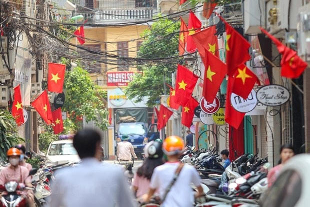 Nhiều tuyến phố treo cờ Tổ quốc để chào mừng những ngày lễ lớn của đất nước. Ảnh: TTXVN.