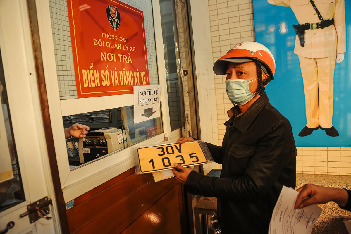 Anh Nguyễn Tiếp Chiến ở Thanh Trì, Hà Nội sau 3 tuần đã đổi được biển và sẵn sàng đưa xe đi kinh doanh cho biết. “Tôi kinh doanh taxi thực hiện theo chủ trương của Nhà nước hôm nay tôi đến để nhận biển số xe màu vàng. Cách đây nửa tháng tôi đã đến để làm thủ tục đổi biển, cơ bản thủ tục đổi biển thuận tiện chỉ cần đem chứng minh thư sẽ được cán bộ Công an hướng dẫn tận tình. Do vậy, việc đổi biển của tôi không gặp khó gì”.
