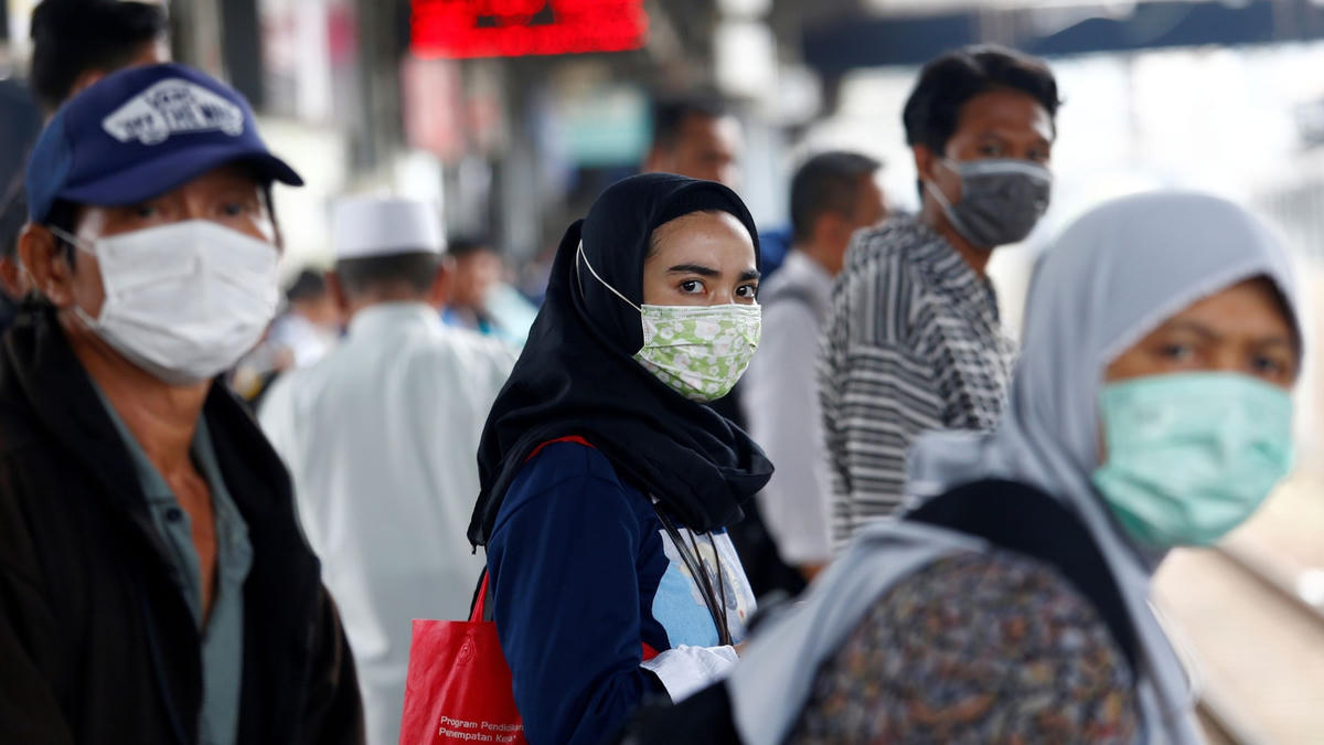 Người dân Indonesia đeo khẩu trang khi ra đường/ (Nguồn: CGTN)/