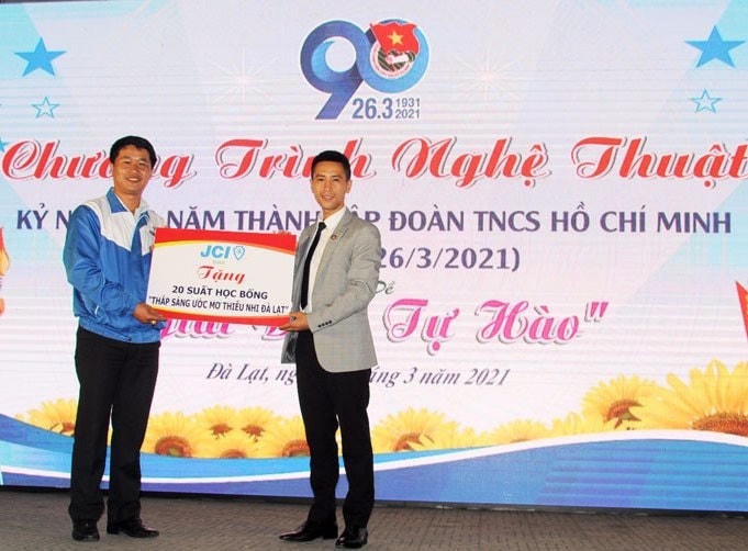Trao học bổng “Thắp sáng ước mơ thiếu nhi Đà Lạt”