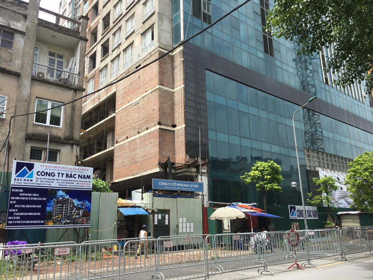 Tòa nhà 8B Lê Trực vẫn là tâm điểm chú ý của dư luận.