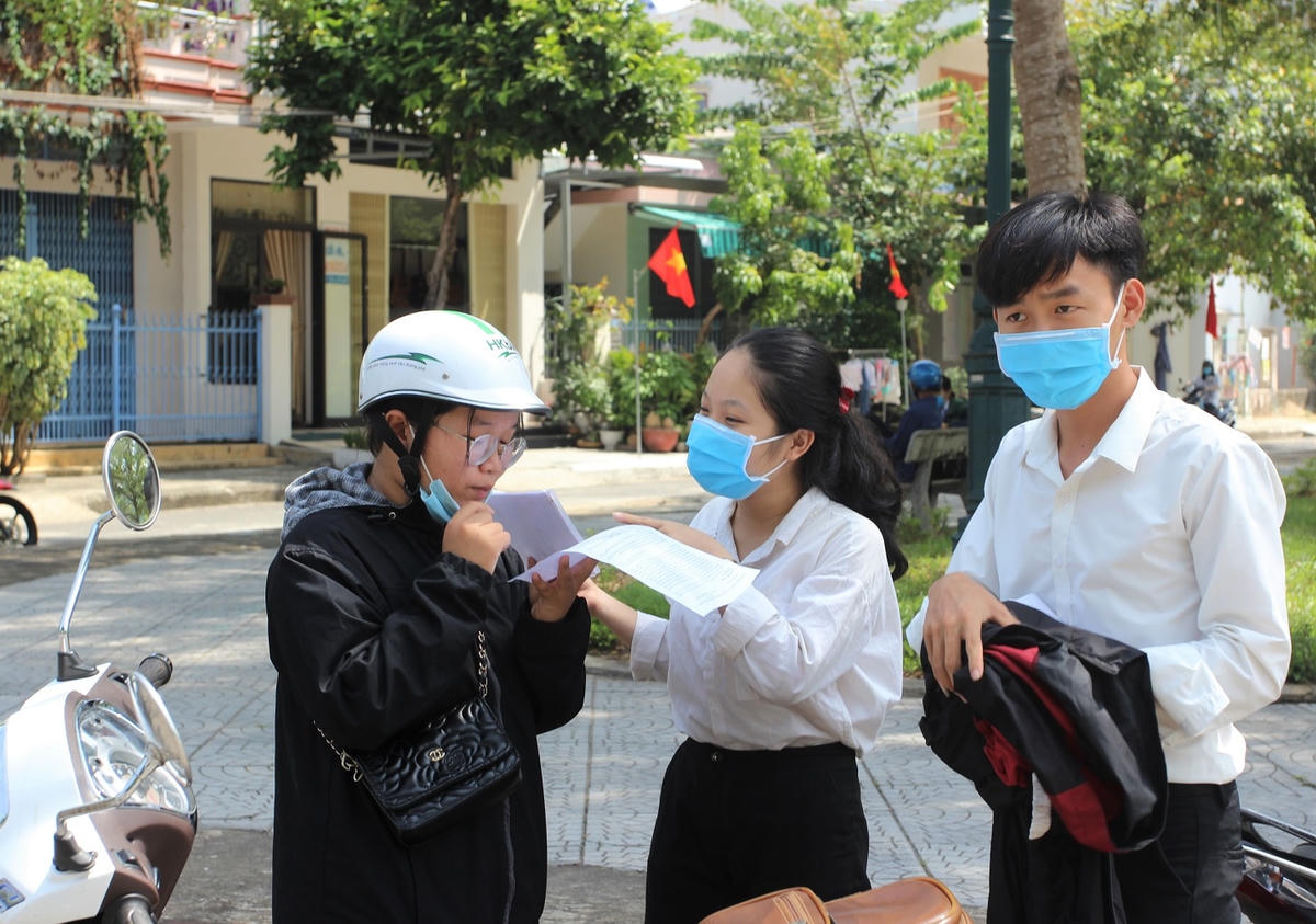 Thí sinh chia sẻ niềm vui với gia đình.