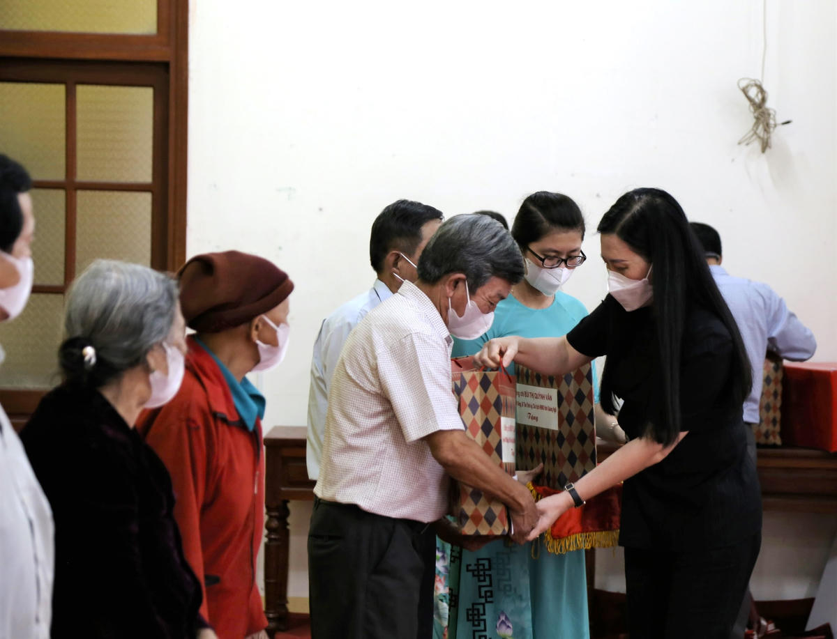 Bà Bùi Thị Quỳnh Vân tặng quà cho người nghèo phường Trương Quang Trọng.
