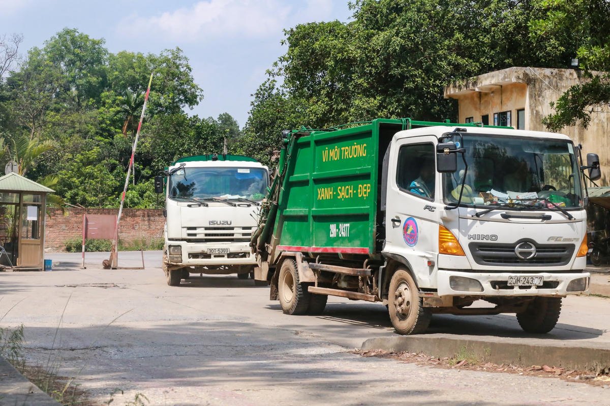 [ẢNH] Người dân dỡ rào chắn, xe đã vào bãi rác Nam Sơn