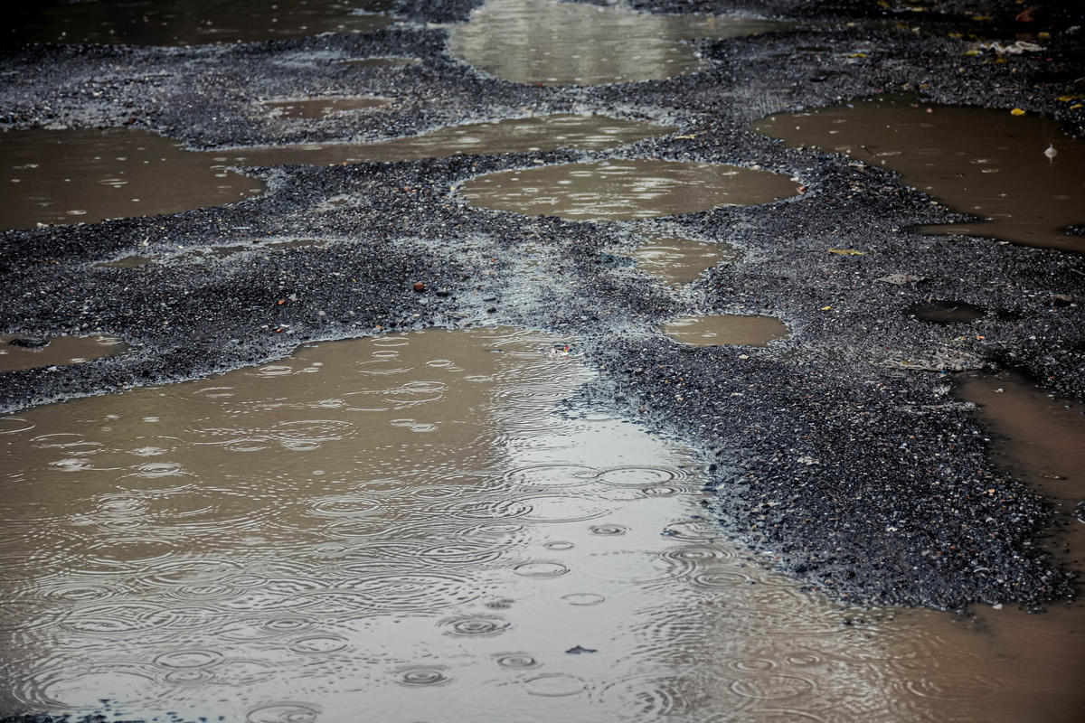 Dù đã được tu sửa rất nhiều lần nhưng con đường Nguyễn Cảnh Dị vẫn tràn ngập ổ gà, ổ voi.