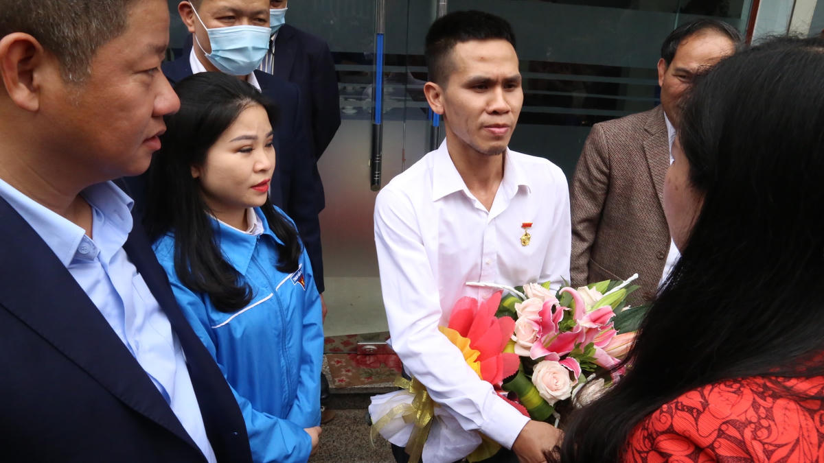'Người hùng' cứu cháu bé rơi từ tầng 13 nhận khen thưởng