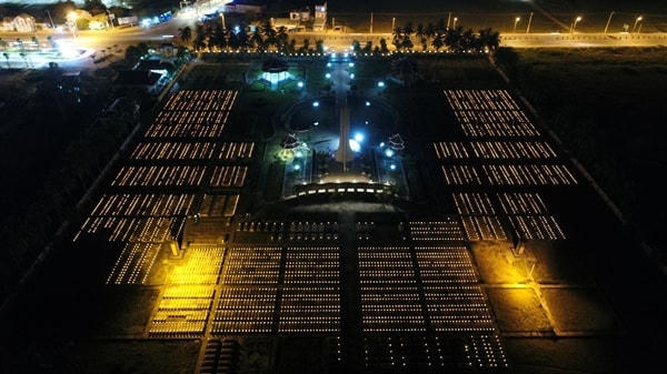 Thắp 6.000 ngọn tri ân các anh hùng liệt sĩ trong nghĩa trang Điện Bàn (Quảng Nam).