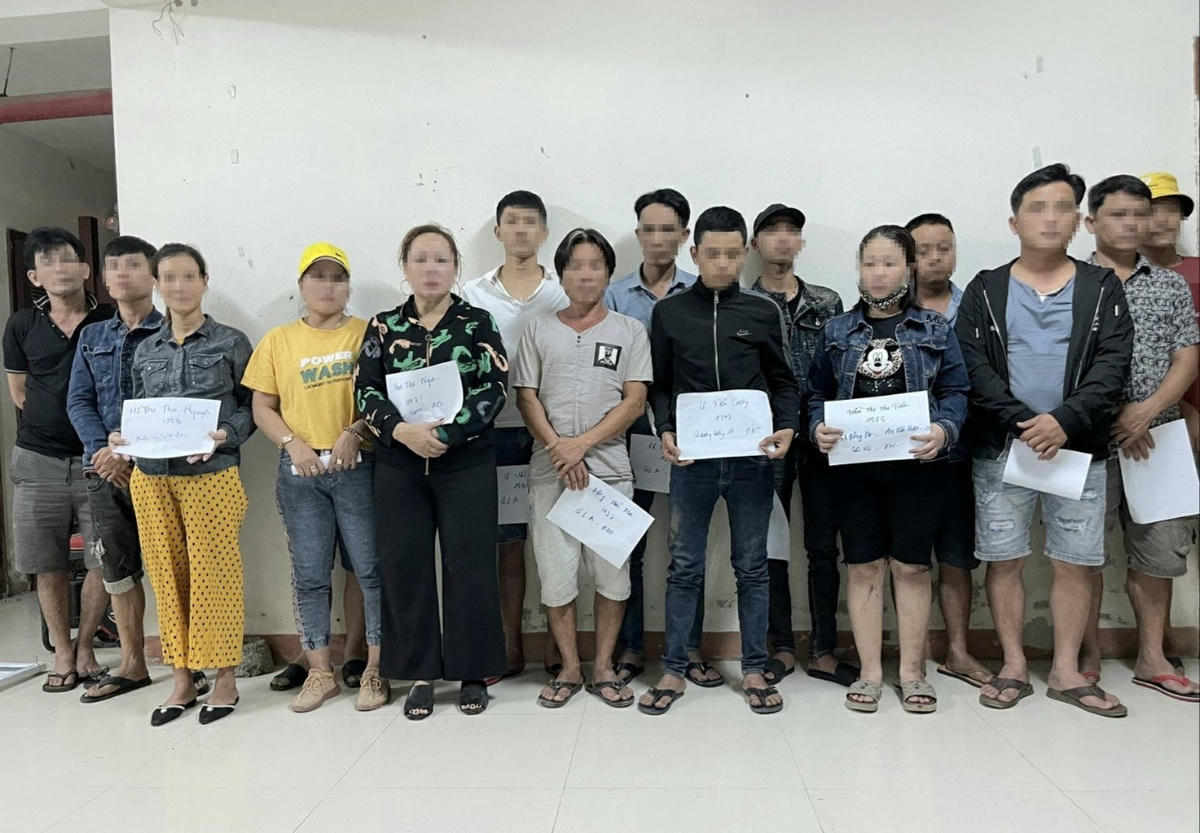Các đối tượng trong 1 vụ đánh bạc bị Công an thị xã Điện Bàn bắt tại trận (ảnh CA cung cấp).