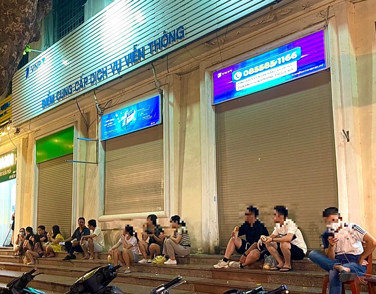 Tuy vậy, nhiều hàng vỉa hè khác vẫn mở bán với lượng khách đông đúc, không đảm bảo an toàn. Thậm chí, không ít người không đeo khẩu trang theo quy định.