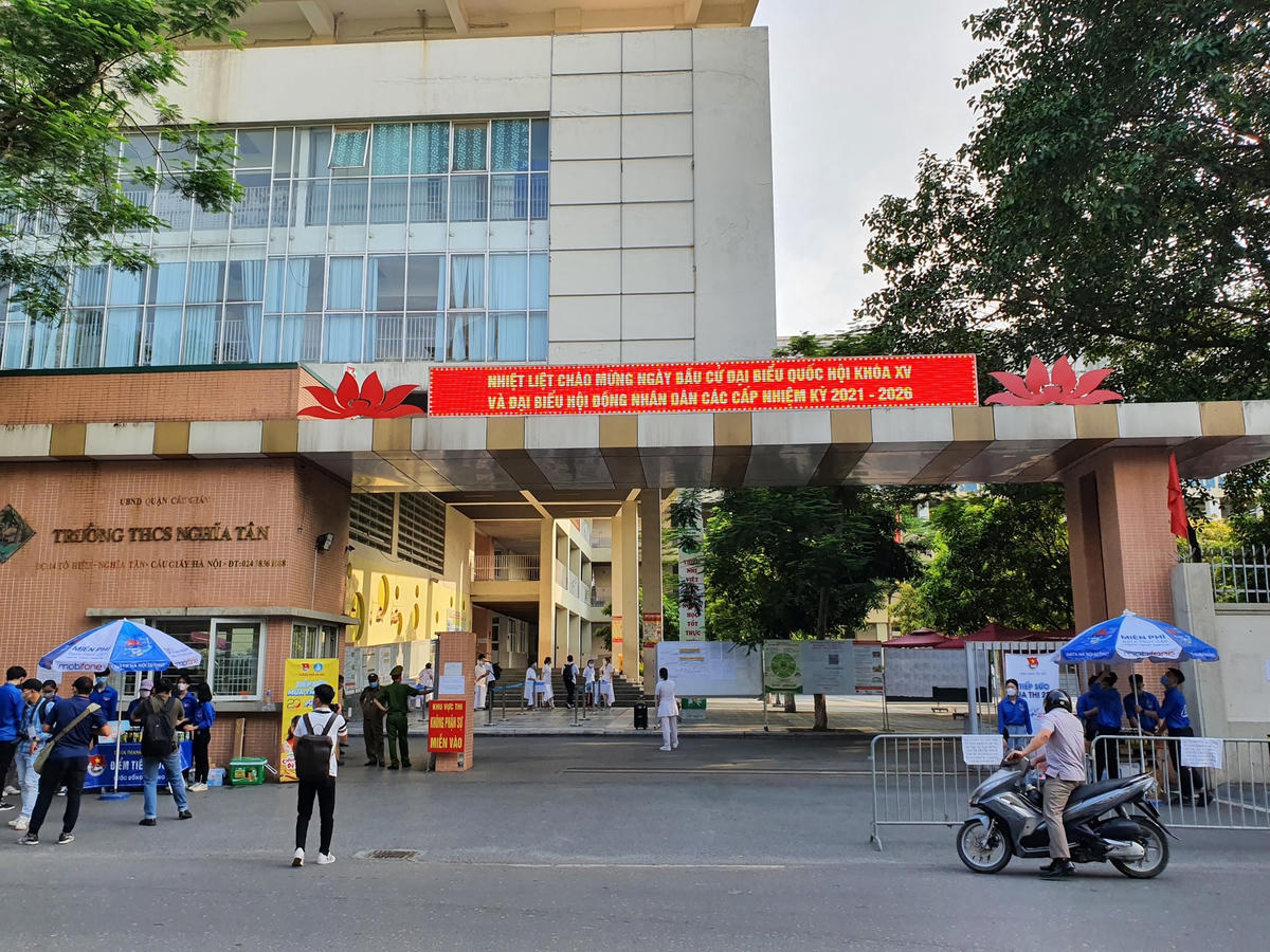 Tại điểm thi trường THCS Nghĩa Tân (Cầu Giấy - Hà Nội), nhiều thí sinh đã có mặt từ sớm để chuẩn bị cho kì thi quan trọng. 