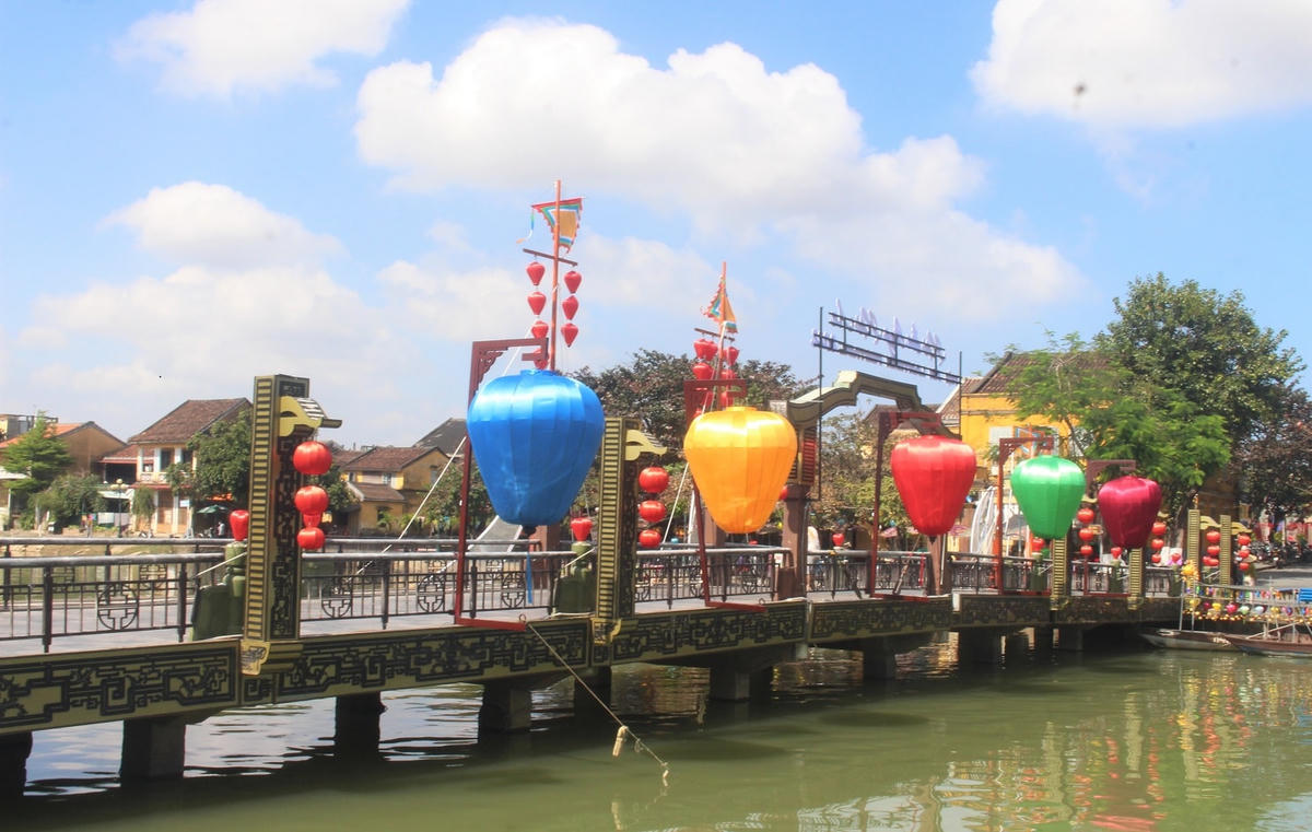 Cầu An Hội, TP Hội An trang trí nhiều lồng đèn kích thước lớn.