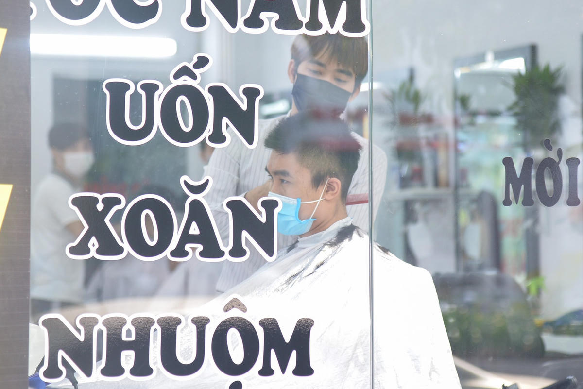 Đa phần các khách hàng đều là nam, lượng khách nữ đi cắt và làm tóc khá ít. Một số chủ tiệm cắt tóc nữ chia sẻ, do hôm nay đúng ngày rằm nên nhiều chị em vẫn bận công việc nội trợ, hơn nữa làm tóc nữ cũng mất nhiều thời gian hơn nên chị em cần phải thu xếp công việc. 