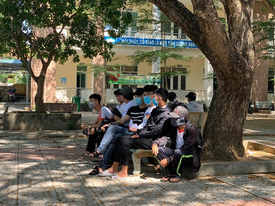 Do mưa lớn bất thường một số nơi chủ động cho học sinh nghỉ học.