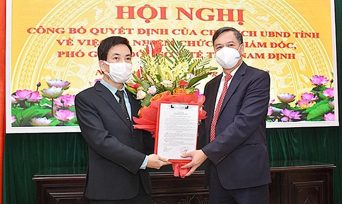Phó Chủ tịch UBND tỉnh Nam Định Trần Lê Đoài trao quyết định bổ nhiệm tới ông Trần Huy Đoàn (trái).