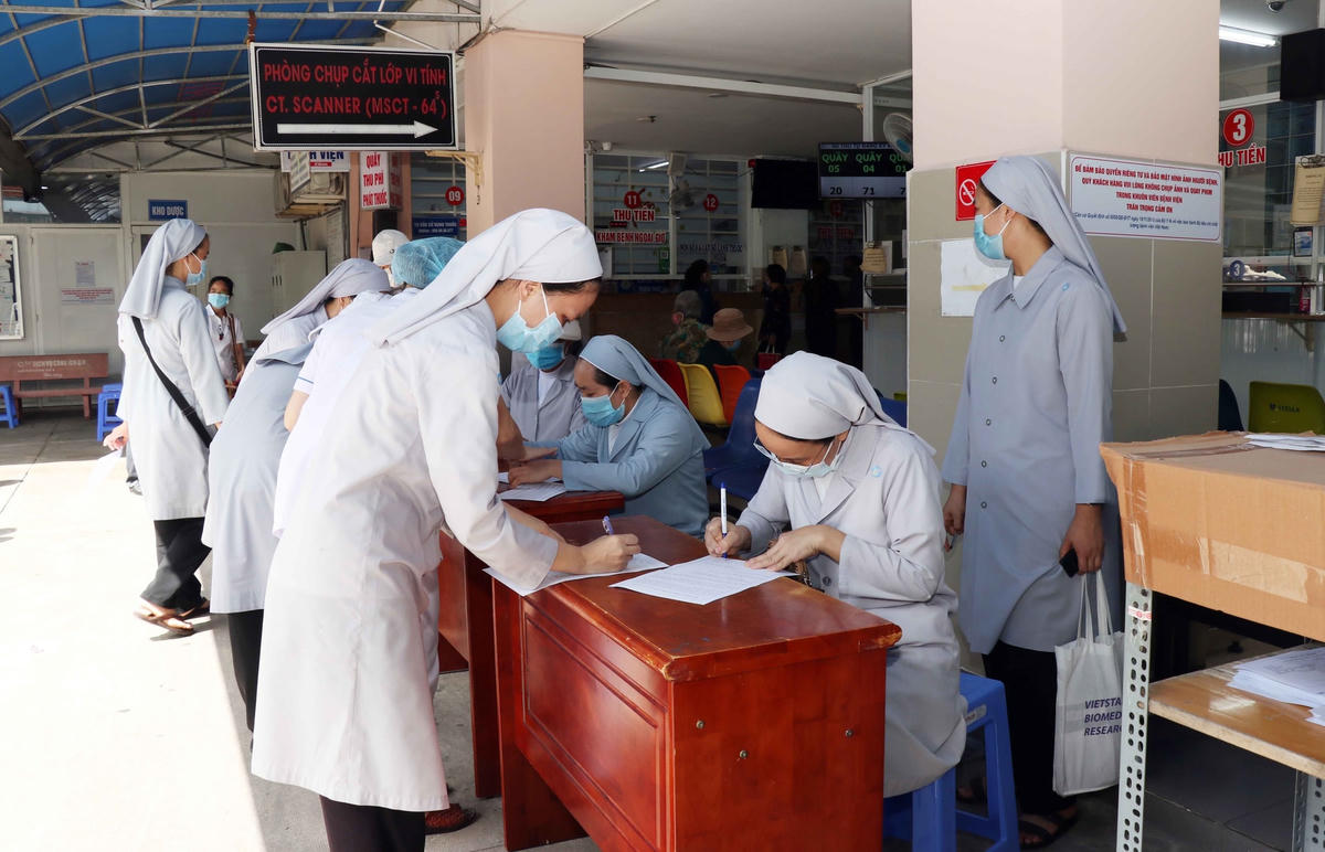 Một số nữ tu Công giáo tham gia hỗ trợ lực lượng tuyến đầu chống dịch đăng ký tiêm vaccine phòng Covid-19 tại Bệnh viện quận 11.