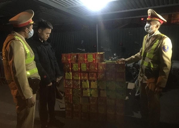 Tài xế Giang cùng tang vật.