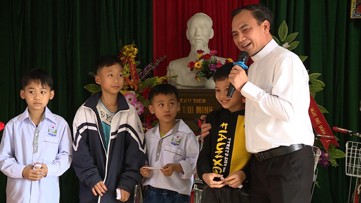 Linh mục Phạm Văn Quế giao lưu với trẻ em nghèo hiếu học ở ba xã Cẩm Tân, Cẩm Ngọc, Cẩm Yên tại Nhà văn hoá làng Kìm, xã Cẩm Ngọc, huyện Cẩm Thuỷ, tỉnh Thanh Hoá.