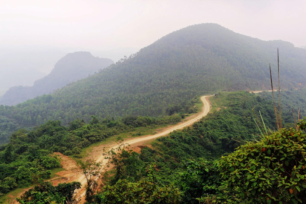 Đường dẫn vào bản Đồng Lách như một sợi dây thừng nằm vắt qua các sườn núi.