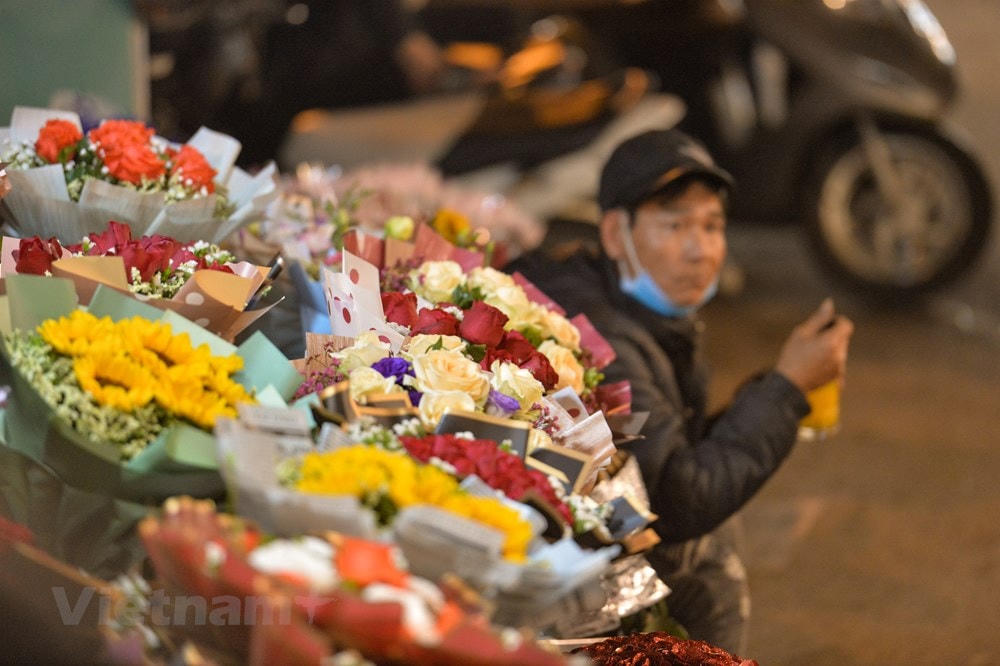 Chợ hoa Quảng An còn đa dạng với nhiều loại hoa khác như thạch thảo, salem, violet, cúc vàng, thực dược, lay ơn… Ảnh: Minh Sơn/Vietnam+.  