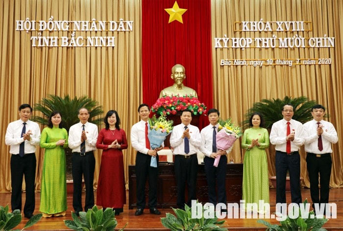 Thường trực Tỉnh ủy, lãnh đạo HĐND, UBND, Ủy ban MTTQ Việt Nam tỉnh Bắc Ninh chúc mừng 2 tân Phó Chủ tịch UBND tỉnh khóa XVIII.