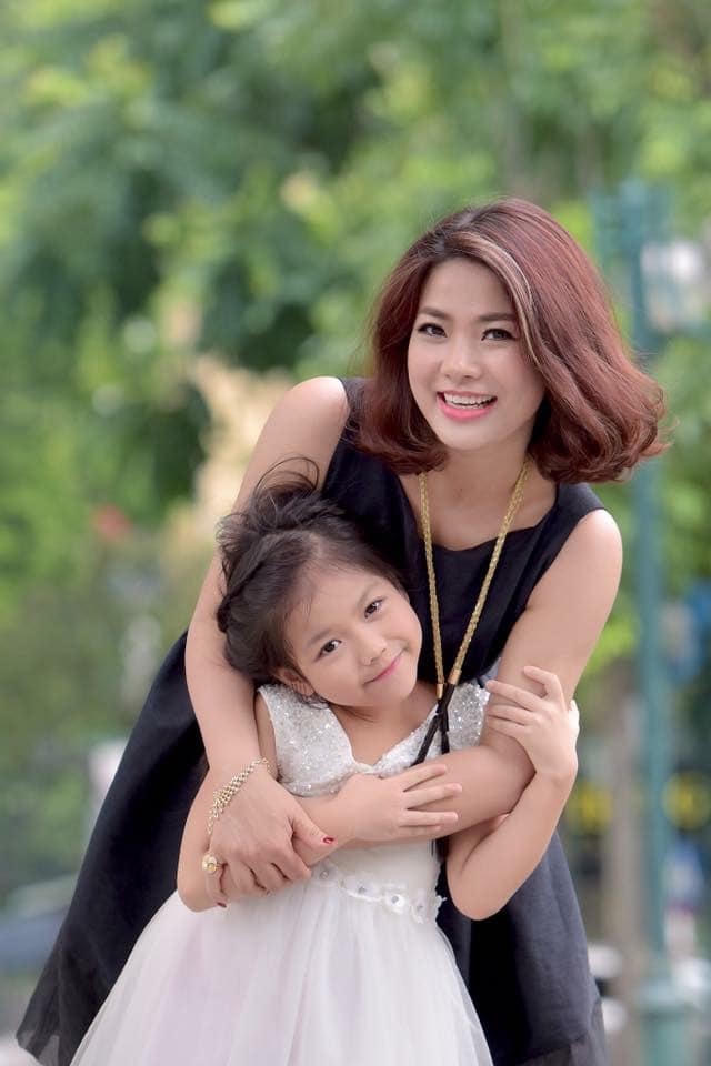 Trong “Lối về miền hoa”, Đàm Hằng vào vai Hoa. Là “gái ế” miền quê, Hoa dù đã có tuổi nhưng vẫn chưa lập gia đình. Cô dịu dàng, tốt bụng và sở hữu ngoại hình trẻ trung, xinh đẹp.