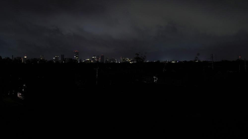 Thành phố New Orleans phủ kín một màu đen ảm đạm. (Ảnh: AP).