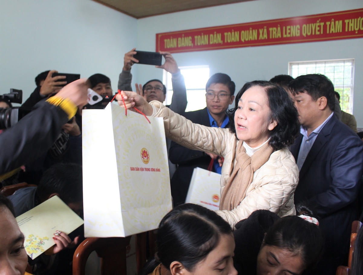 Trưởng Ban dân vận Trung ương tặng quà cho bà con vùng sạt lở Trà Leng.