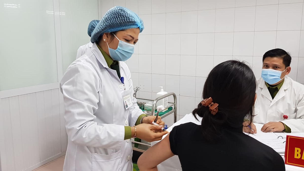 Tiêm thử nghiệm vaccine phòng Covid-19 cho tình nguyện viên.