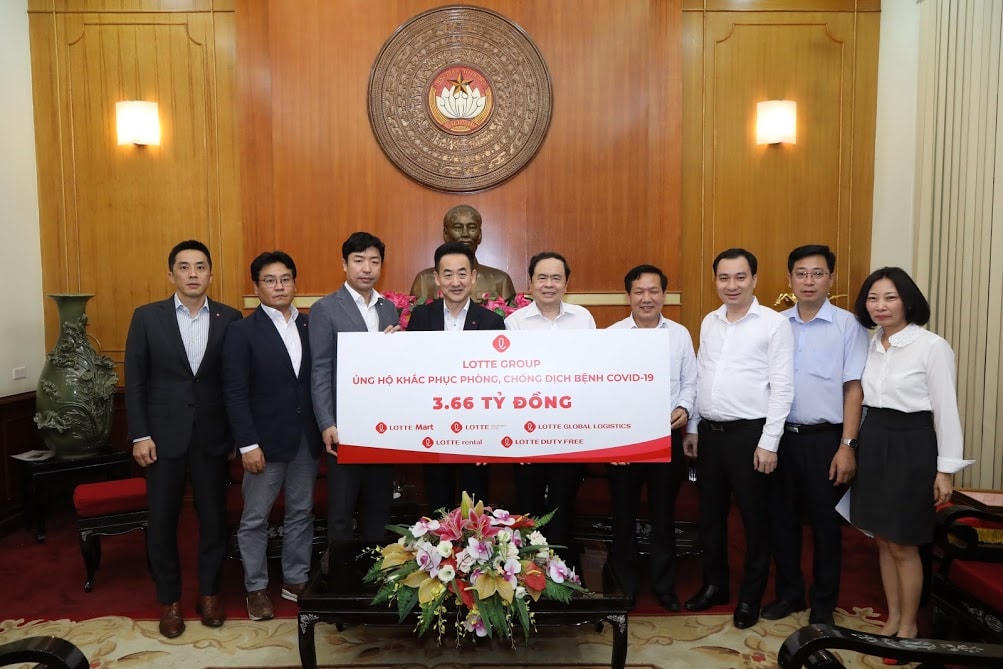 Chủ tịch Trần Thanh Mẫn tiếp nhận bảng tượng trưng số tiền 3,66 tỷ đồng ủng hộ công tác phòng, chống dịch Covid-19 từ đại diện Tập đoàn LOTTE. (Ảnh: Quang Vinh).