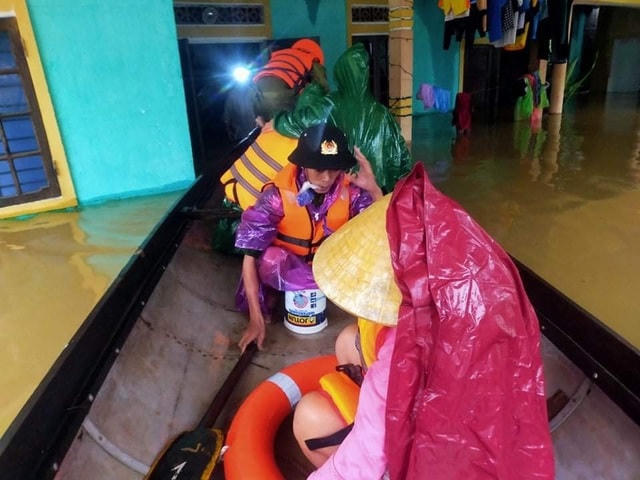 Quảng Bình hiện ngập sâu, cơ quan chức năng cũng đang khẩn trương đưa người dân vùng ngập lũ đến nơi an toàn.  