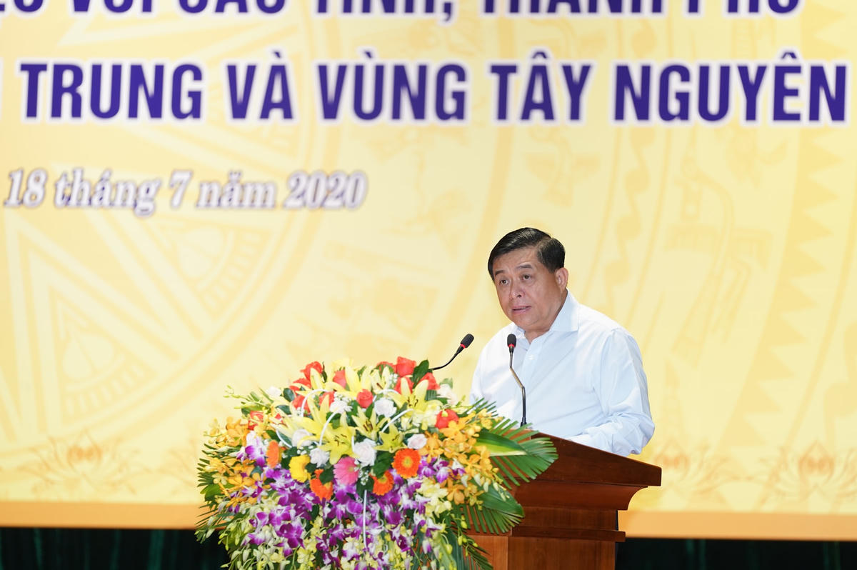 Bộ trưởng Bộ Kế hoạch và Đầu tư Nguyễn Chí Dũng trình bày báo cáo tại Hội nghị. Ảnh: VGP/Quang Hiếu.