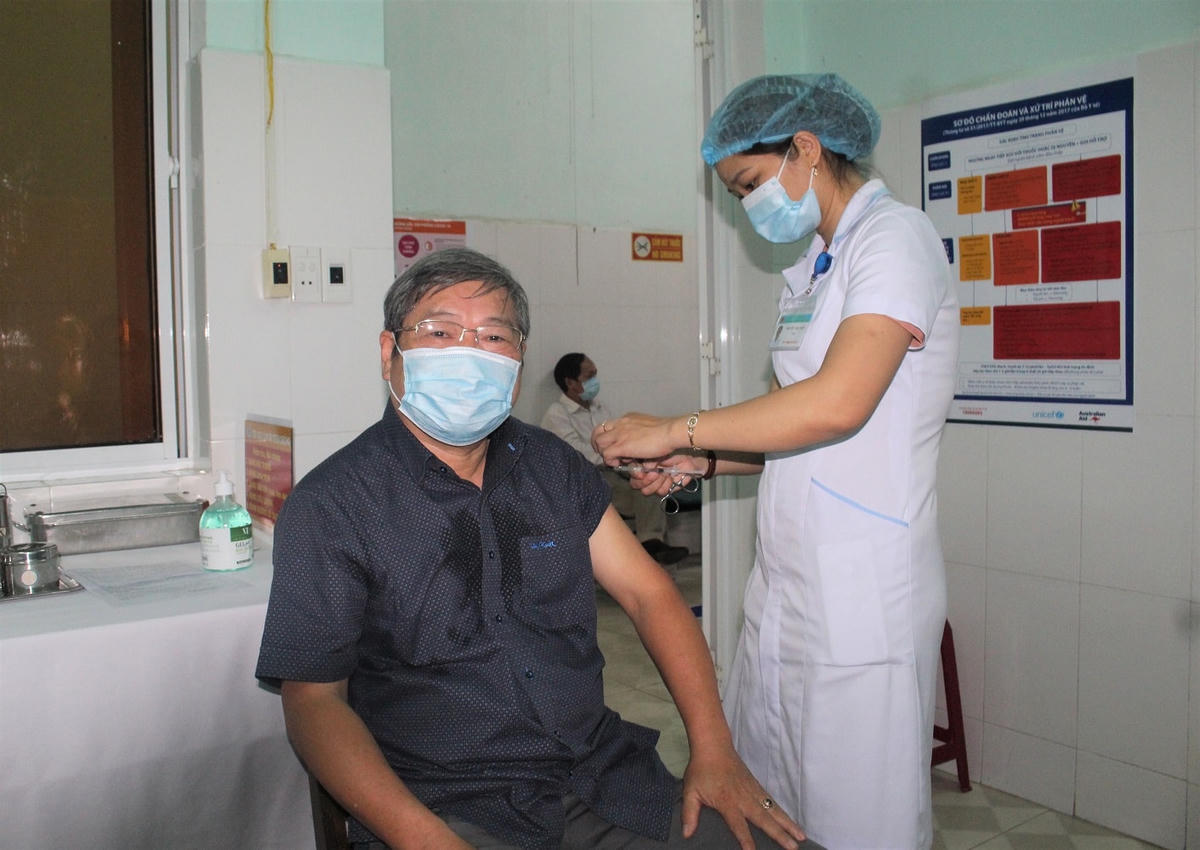Nhân viên y tế đang tiêm vaccine Covid-19 cho lực lượng tuyến đầu chống dịch.