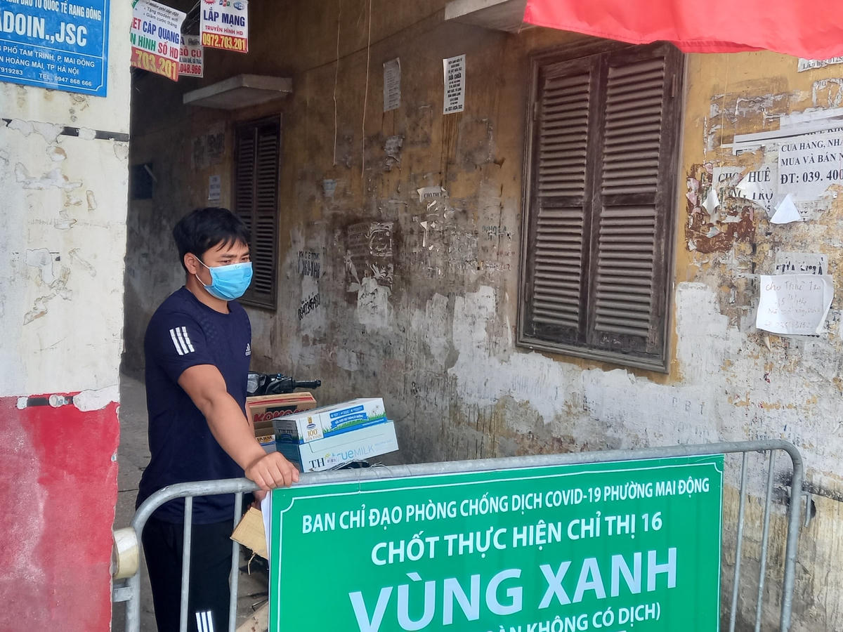 Người từ nơi khác đến sẽ không được di chuyển vào khu vực "vùng xanh", nếu giao hàng thực hiện ngay tại chốt kiểm soát. 