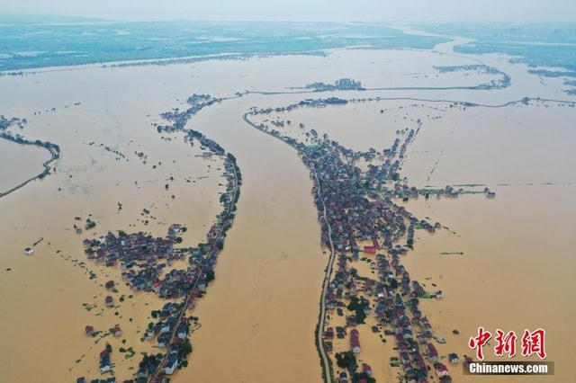 Huyện Bà Dương ngập trong nước lũ ngày 11/7 (Ảnh: China News).