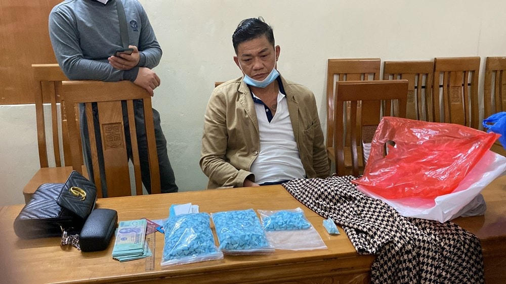 Đỗ Đức Kiểm cùng tang vật.