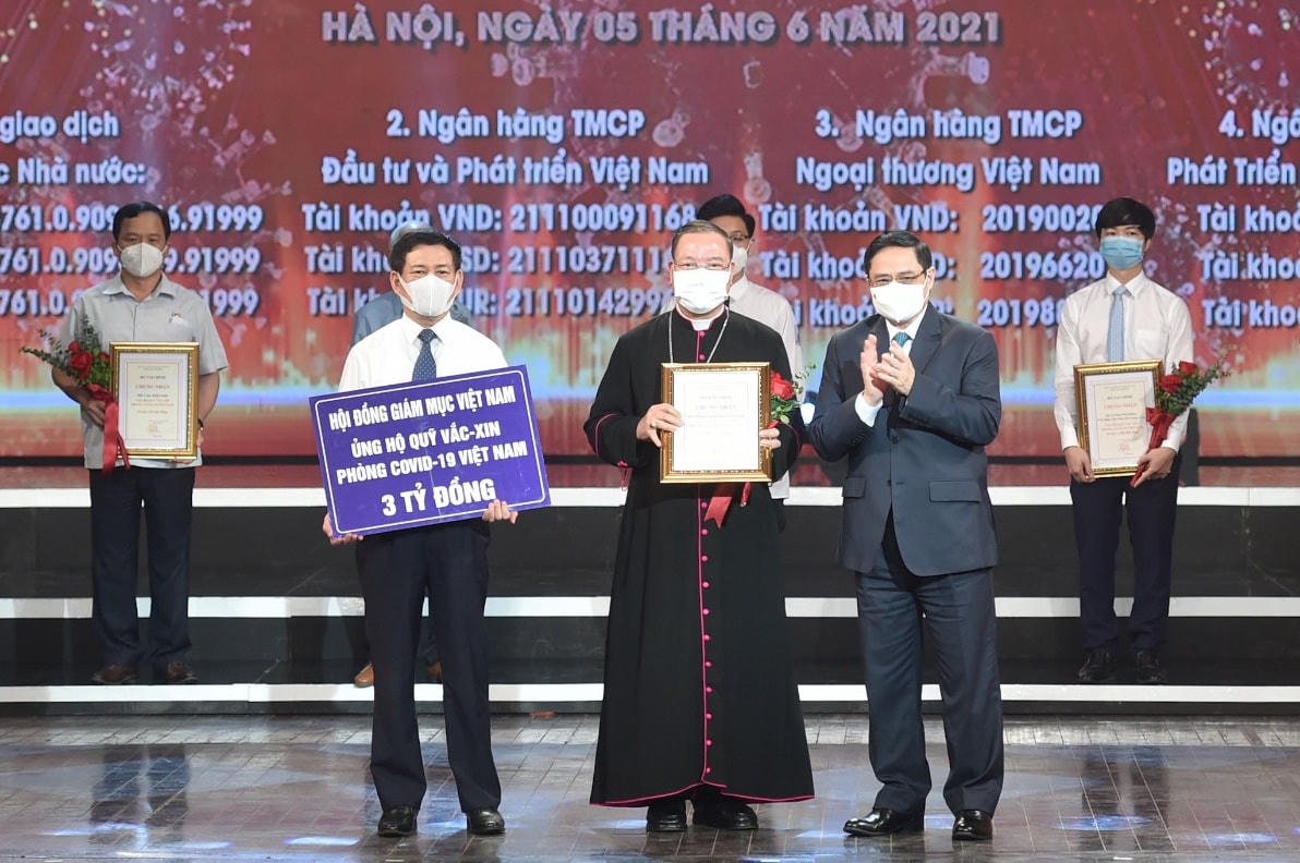 Tổng Giám mục Vũ Văn Thiên, Phó Tổng thư ký Hội đồng Giám mục Việt Nam trao tiền ủng hộ cho Quỹ vaccine phòng, chống Covid-19.