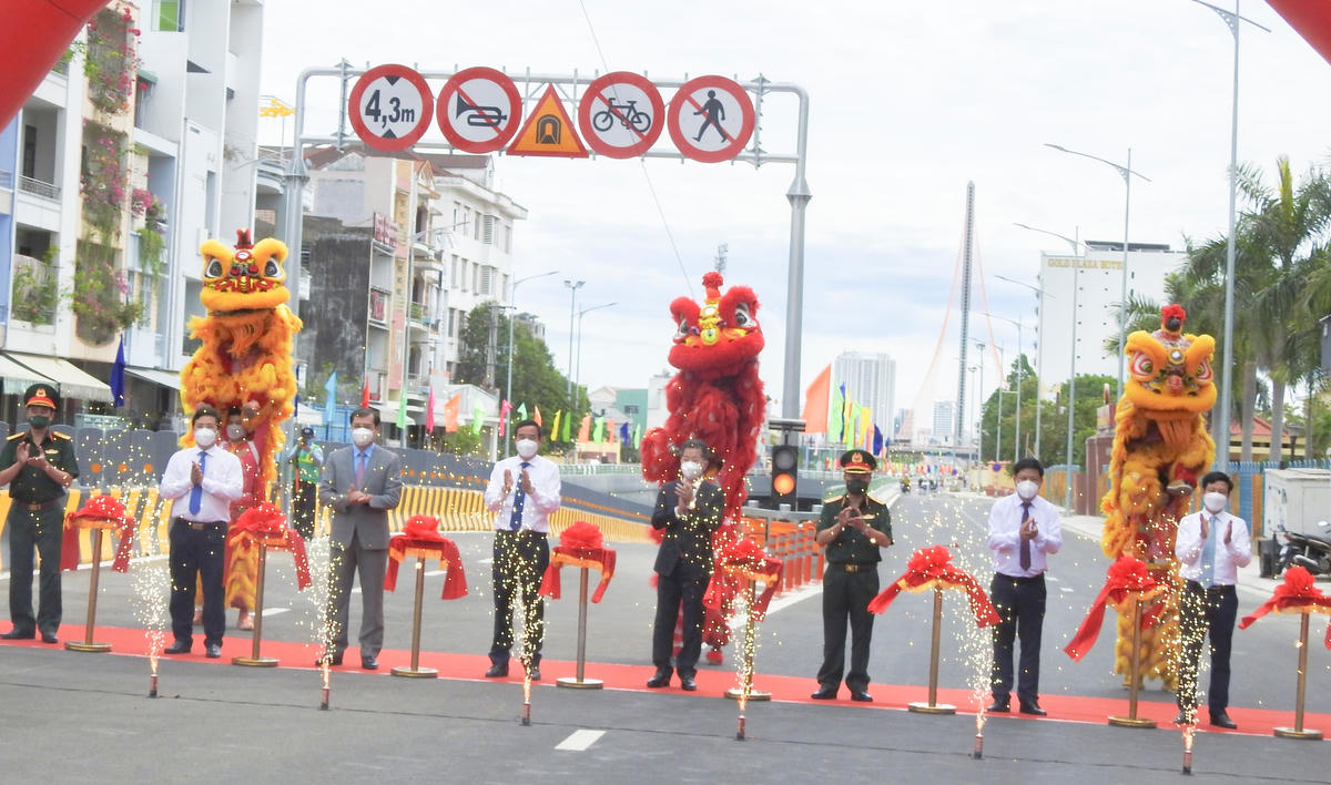Lãnh đạo TP Đà Nẵng và Bộ Tư lệnh Quân khu 5 cắt băng khánh thành Cụm nút giao thông phía Tây cầu Trần Thị Lý. Ảnh: Thanh Tùng.